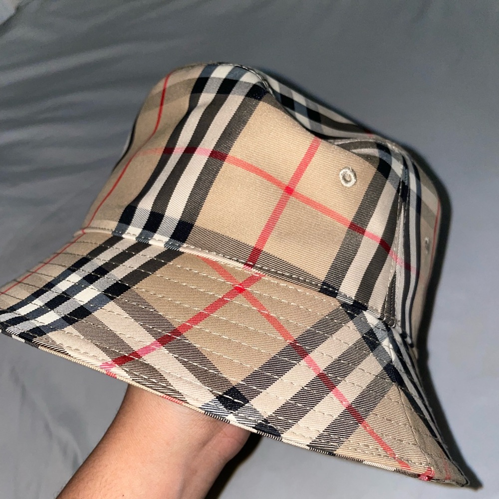 Burberry bucket hat